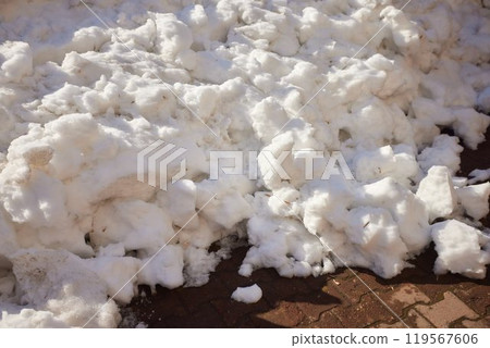 A thick layer of fresh snow covers a brick road surface during the winter season 119567606