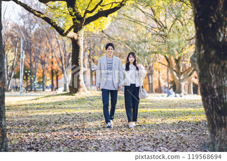 情侶在公園散步，欣賞秋葉 119568694