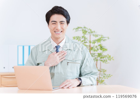 Businessman working on a computer in the office (work clothes, real estate, support) 119569076