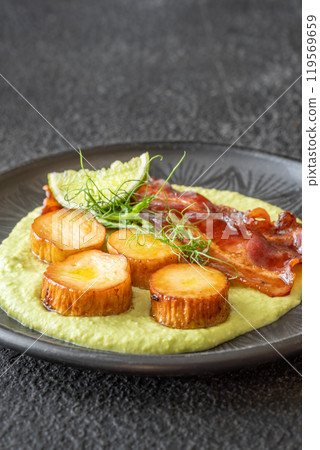 Fried eryngii wit green pea sauce Fried eryngii wit green pea sauce 119569659