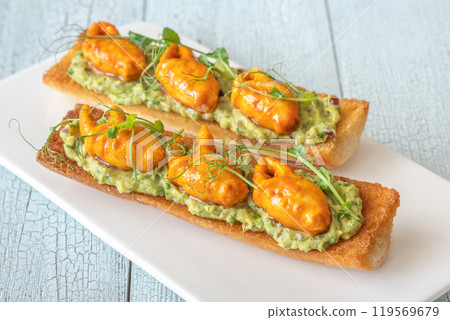 Guacamole toasts with crab claws 119569679