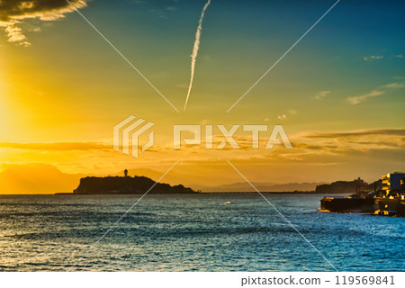 Evening view of Enoshima and Mt. Fuji from Inamuragasaki Park in Shonan Evening view of Enoshima and Mt. Fuji from Inamuragasaki Park in Shonan 119569841