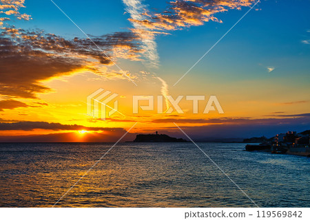 Evening view of Enoshima and Mt. Fuji from Inamuragasaki Park in Shonan Evening view of Enoshima and Mt. Fuji from Inamuragasaki Park in Shonan 119569842