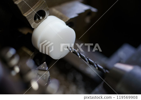 A scene of drilling holes with a lathe 119569908