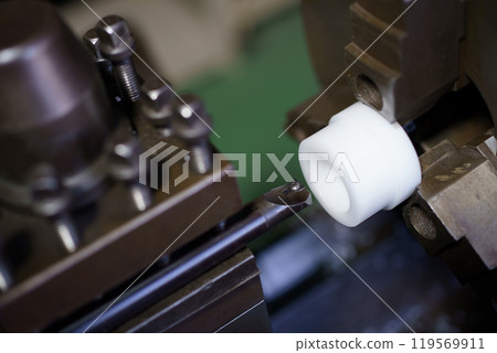 Scene of cutting the inner diameter with a lathe Scene of cutting the inner diameter with a lathe 119569911