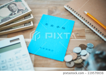 藍色退休金筆記本和日元 119570038
