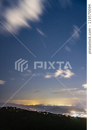 [Shizuoka Prefecture] Shikinzan and Atlas Comet moving away from the sun (above Suruga Bay) 119570094