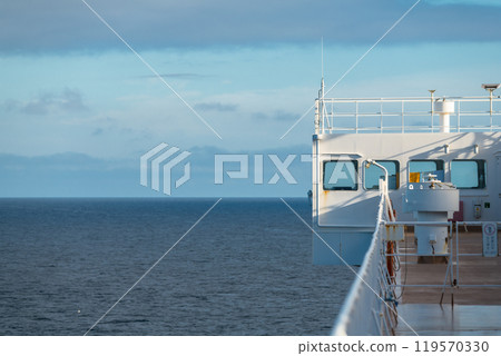 [The bridge of the Sanfuraha Furano heading north on the open sea] 119570330