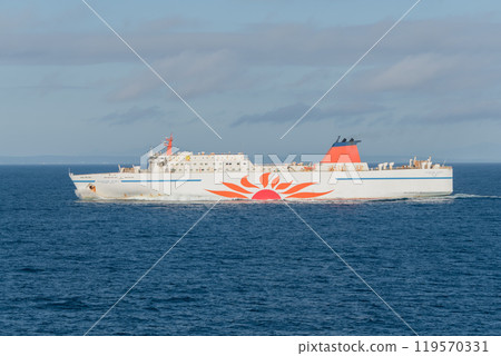 [Sunflower Furano bound for Tomakomai and Sunflower Daisetsu bound for Oarai meet and leave, off the coast of Iwate Prefecture] 119570331