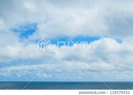 [Summer to autumn ocean sky background and sky composition materials] 119570332
