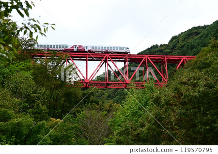 Hinabi crossing the Onigasawa Bridge on the Kamaishi Line Hinabi crossing the Onigasawa Bridge on the Kamaishi Line 119570795
