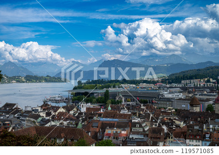 City of Luzern and Reuss river view 119571085