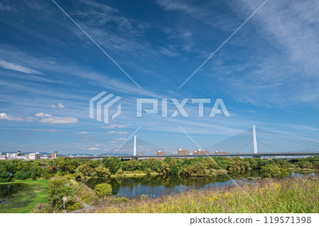 Sugawara Johoku Bridge and wando seen from the top of the Yodo River embankment 119571398