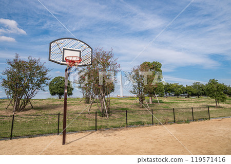 Basketball court on the bank of the Yodo River, Osaka City 119571416