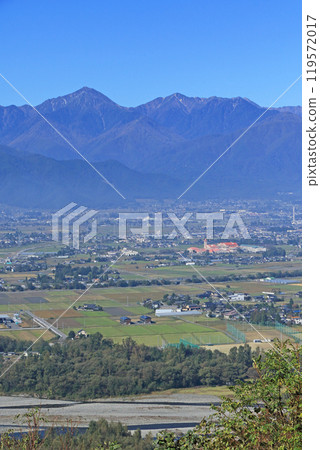 安曇野的秋天、早晨的鄉村和北阿爾卑斯山 119572017