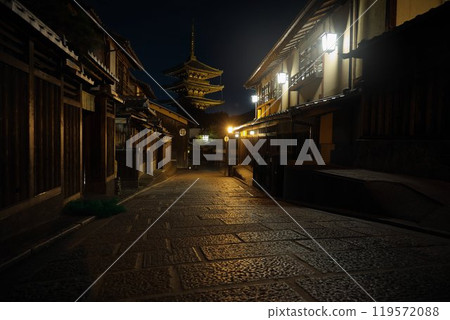 日本京都東山區八坂周圍的夜景 119572088