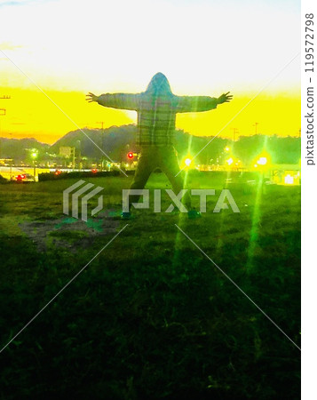 Child posing at the seaside park at dusk 119572798