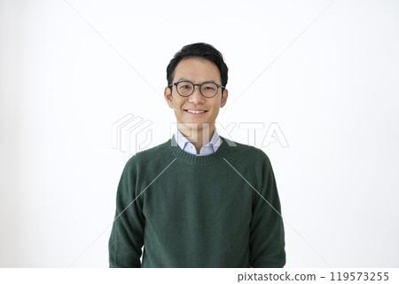 Alafor 人微笑著看著相機 119573255