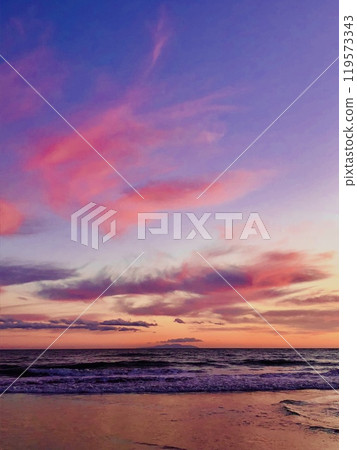 由比濱海岸的鮮紅色夕陽 119573343