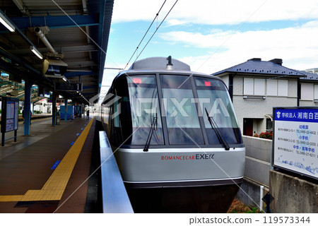 Scene of the Odakyu Line Romancecar 30000 series EXEα at Katase-Enoshima Station 119573344