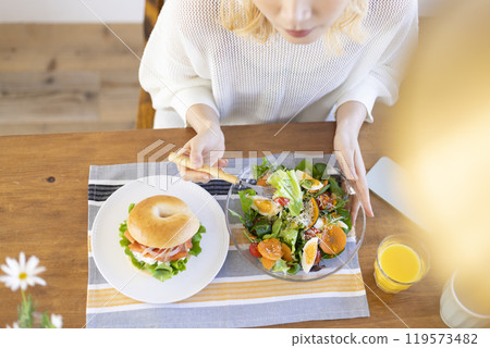 早餐-女人的手吃沙拉 119573482