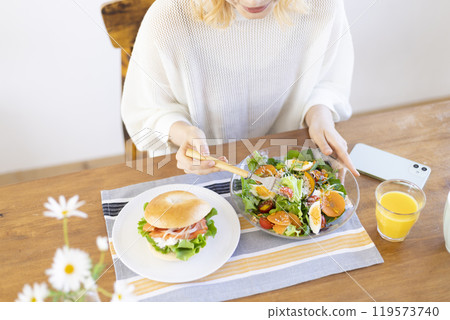 A woman eating breakfast　 119573740