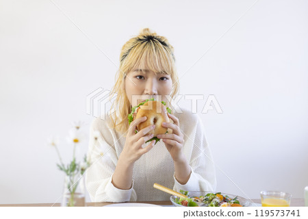 A woman eating breakfast　 119573741
