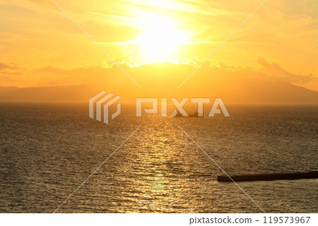 從尻山岬港附近前往大間的黃昏 從尻山岬港附近前往大間的黃昏 119573967