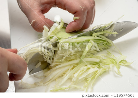 將高麗菜用刀切碎 119574505