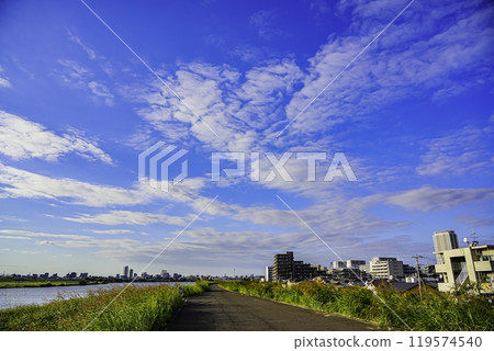 Autumn sky and flowing clouds seen from the bank of Ichikawa Edogawa River Autumn sky and flowing clouds seen from the bank of Ichikawa Edogawa River 119574540