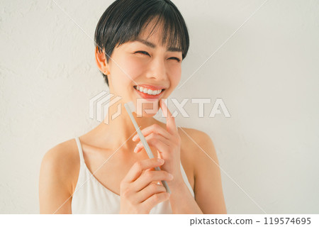 A woman who brushes teeth 119574695