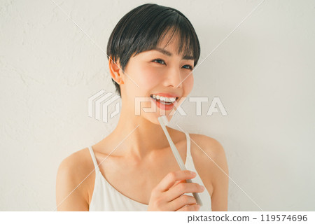 A woman who brushes teeth A woman who brushes teeth 119574696