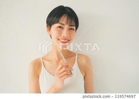 一個刷牙的女人 119574697