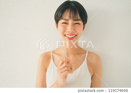 一個刷牙的女人 119574698