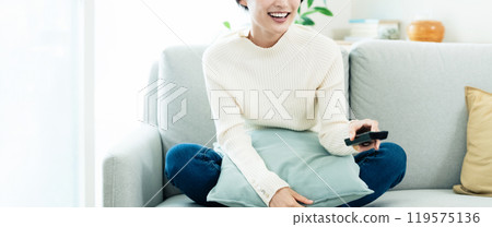 操作遙控器的女人 119575136