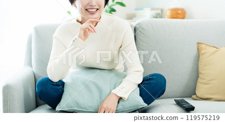 Woman relaxing in the living room 119575219