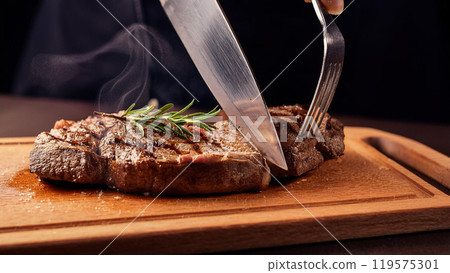 Grilling delicious steaks 119575301