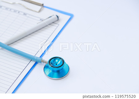 淺藍色聽診器和測試記錄活頁夾背景。醫療機構形象 119575520