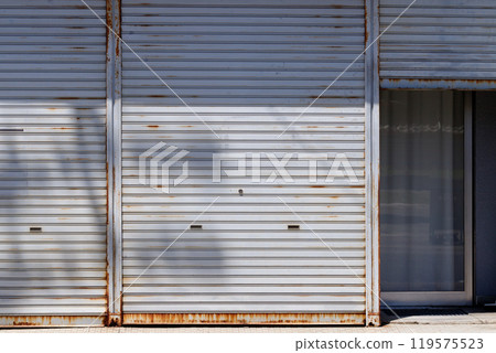 復古、古老、生鏽的百葉窗店面和購物街入口 119575523