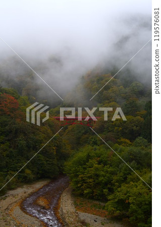 Autumn in Shinshu, early morning fog Autumn in Shinshu, early morning fog 119576081