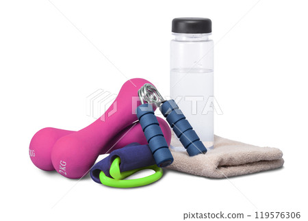 健身器材、水和毛巾。透過運動實現健康生活方式的形象 健身器材、水和毛巾。透過運動實現健康生活方式的形象 119576306