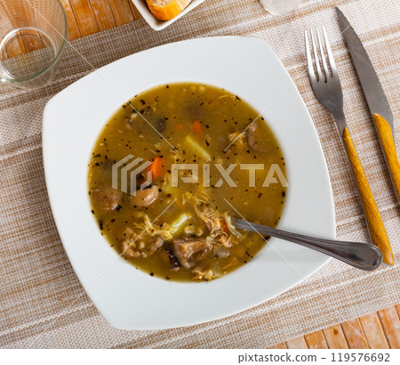 Soup with assorted mushrooms, vegetables and pork 119576692
