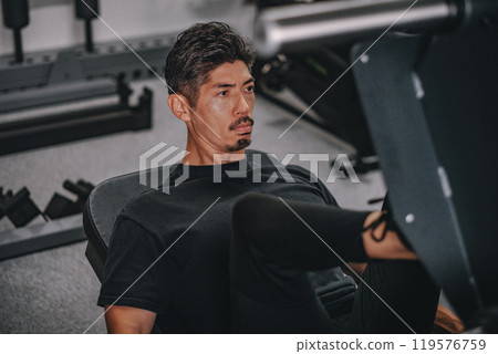 一名40多歲的男子在健身房訓練下半身 119576759