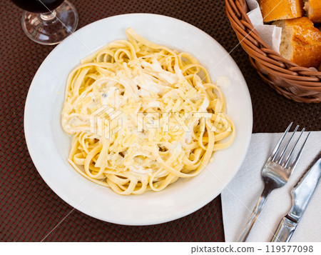 Fettuccine pasta with creamy Roquefort sauce and red wine Fettuccine pasta with creamy Roquefort sauce and red wine 119577098