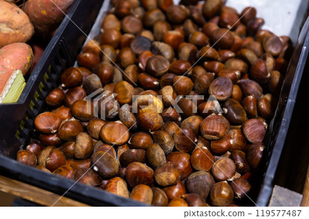 Box with chestnuts for sale in the market 119577487