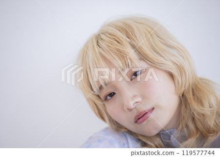 美麗的金髮女子肖像 119577744