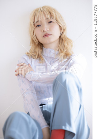 美麗的金髮女子肖像 119577778