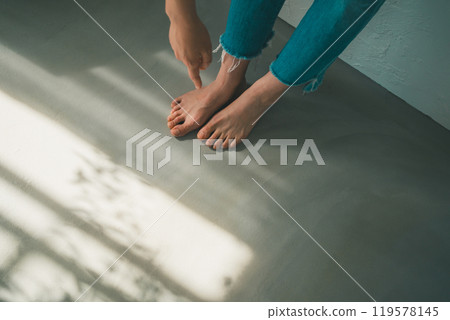 赤腳女人和窗燈 119578145