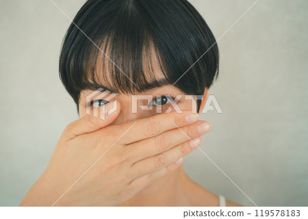 Woman covering her mouth and nose 119578183