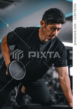 Sports gym, 40s, male, training Sports gym, 40s, male, training 119578350